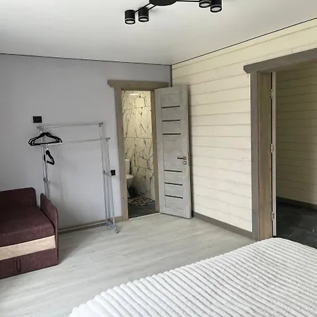 тростян та річка Vakantiehuis Slavske
